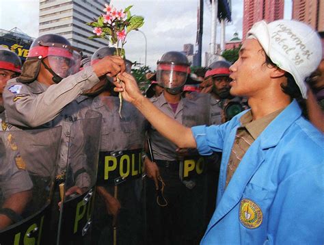  Sự kiện Bạo Loạn Jakarta 1998: Một Chương Trở Nghịch Vào Lịch Sử Indonesia