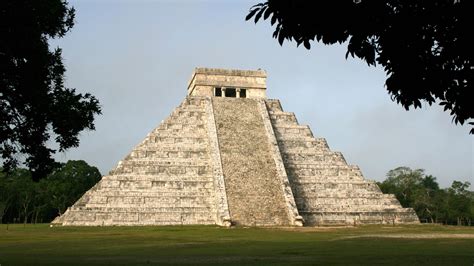 Sự Trỗi Dậy Của Chichen Itza: Một Trung Tâm Maya Vô Đối Trong Thời kỳ Phục Hưng Văn Minh và Sự Bành Trướng Quân Sự